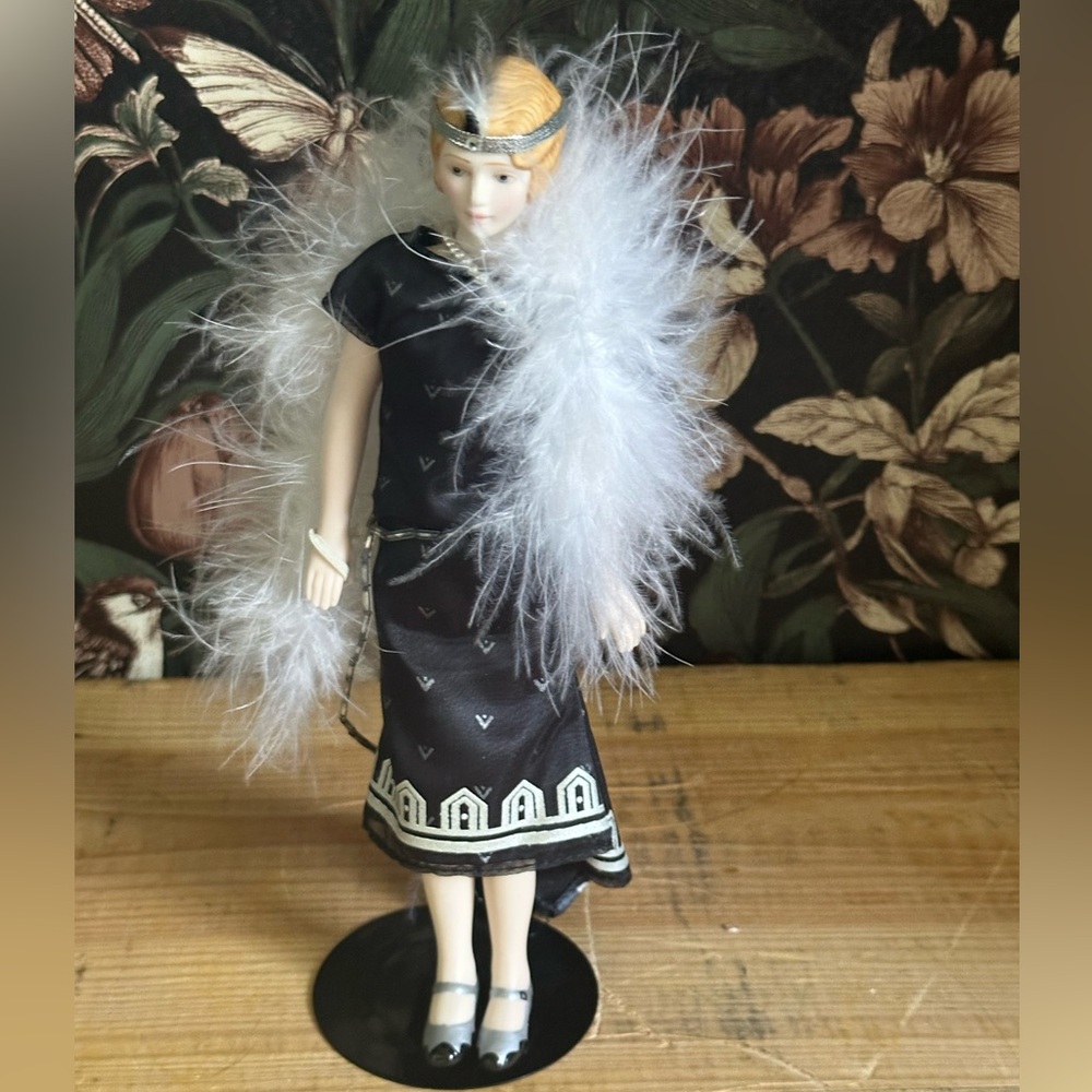 1989 Avon source of fine collectibles porcelain roaring 20 flapper girl, doll